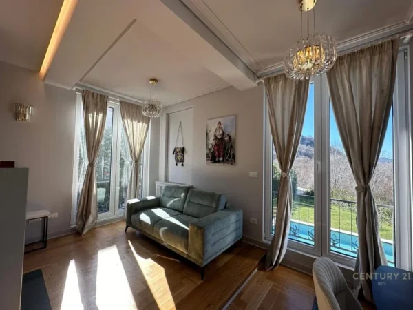 Tirane, jepet me qera Vile 3+1 Kati 3, 579 m² 6.800 € (Teg)