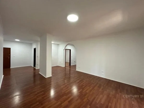 Tirane, jepet me qera ambjent biznesi Kati 2, 119 m² 1.400 € (Bllok)