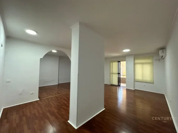 Tirane, jepet me qera ambjent biznesi Kati 2, 119 m² 1.400 € (Bllok)