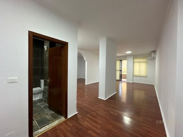 Tirane, jepet me qera ambjent biznesi Kati 2, 119 m² 1.400 € (Bllok)