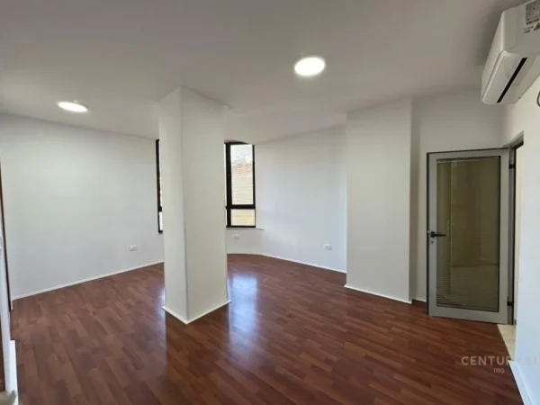 Tirane, jepet me qera ambjent biznesi Kati 2, 119 m² 1.400 € (Bllok)