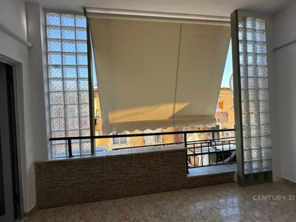 Tirane, jepet me qera ambjent biznesi Kati 2, 119 m² 1.400 € (Bllok)