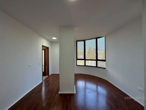 Tirane, jepet me qera ambjent biznesi Kati 2, 119 m² 1.400 € (Bllok)