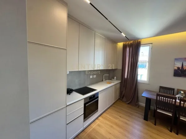 Tirane, jepet me qera apartament 1+1 Kati 6, 80 m² 700 € (Kopshti Botanik)