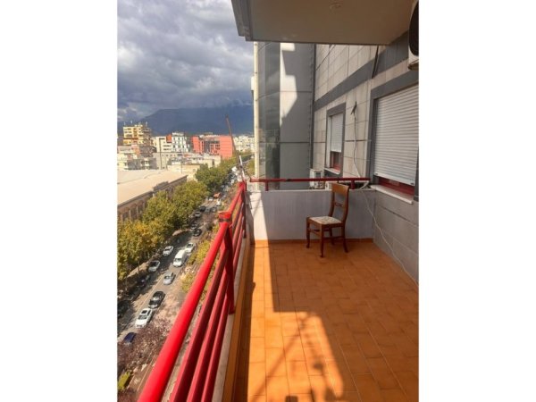 Tirane, jepet me qera apartament 2+1+Ballkon Kati 9, 90 m² 600 € (Rruga e Kavajes)