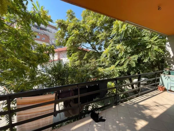 Tirane, jepet me qera apartament 2+1 Kati 2, 90 m² 600 € (Ali Demi)