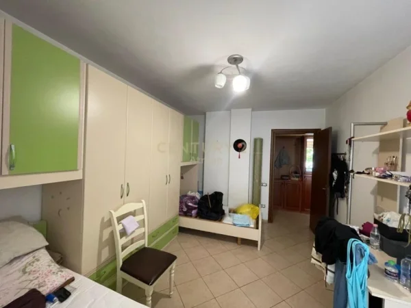Tirane, jepet me qera apartament 2+1 Kati 2, 90 m² 600 € (Ali Demi)