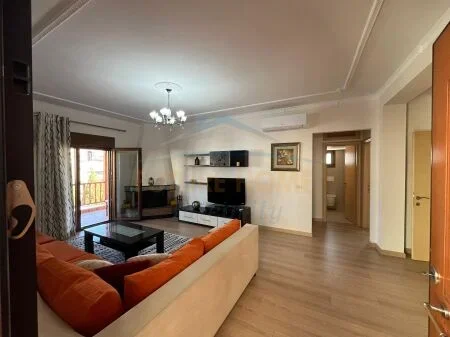 Tirane, jepet me qera apartament duplex 2 Katshe , 155 m² 1.100 € 