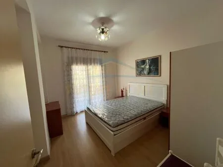 Tirane, jepet me qera apartament duplex 2 Katshe , 155 m² 1.100 € 