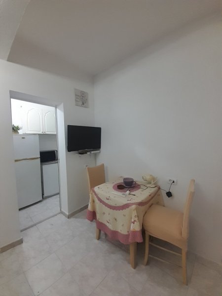 Tirane, jepet me qera Vile 1+1 Kati 1, 50 m² 400 € (Rruga Dibrës, Pranë Spitalit Amerikan 2)