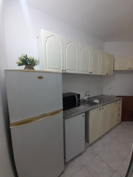Tirane, jepet me qera Vile 1+1 Kati 1, 50 m² 400 € (Rruga Dibrës, Pranë Spitalit Amerikan 2)