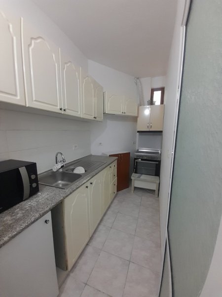 Tirane, jepet me qera Vile 1+1 Kati 1, 50 m² 400 € (Rruga Dibrës, Pranë Spitalit Amerikan 2)