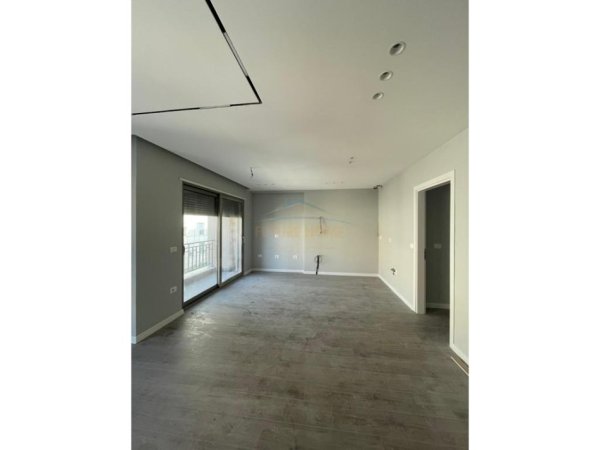 Shitet, Apartament 1+1, Pazari Ri, Tiranë. PRM40134