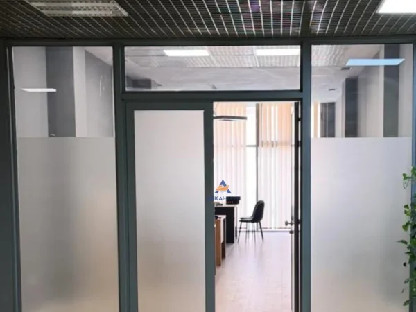 Tirane, jepet me qera ambjent biznesi Kati 1, 60 m² 800 € (Condor Center, Rruga e Kavajes)