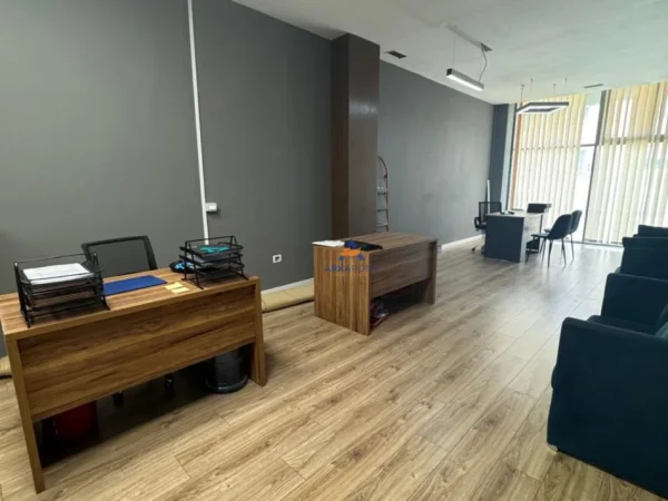 Tirane, jepet me qera ambjent biznesi Kati 1, 60 m² 800 € (Condor Center, Rruga e Kavajes)