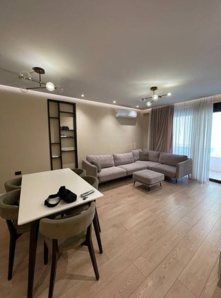 Shqiperi, jepet me qera apartament 2+1+Aneks+Ballkon Kati 6, 100 m² 1.000 € 