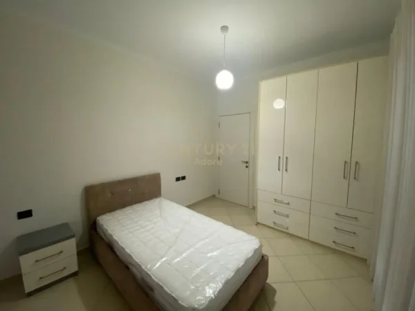 Tirane, jepet me qera apartament 2+1 Kati 5, 109 m² 1.000 € (Rruga e Kosovareve)