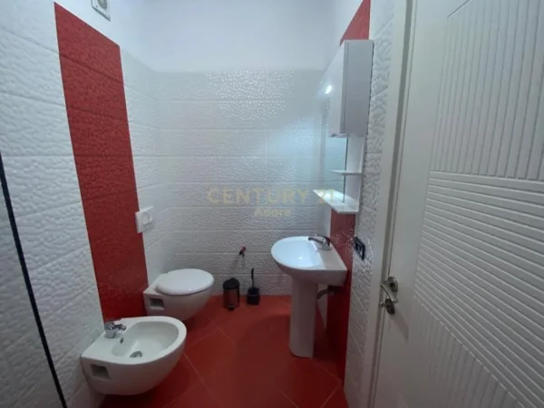 Tirane, jepet me qera apartament 2+1 Kati 5, 109 m² 1.000 € (Rruga e Kosovareve)