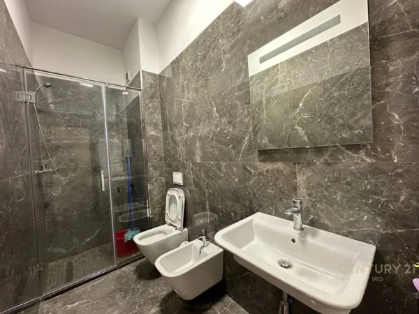 Tirane, jepet me qera apartament 1+1 Kati 4, 72 m² (21 Dhjetori)