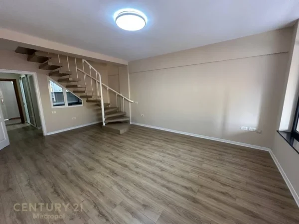 Tirane, jepet me qera zyre Kati 4, 130 m² 1.300 € (qendër të Tiranës)