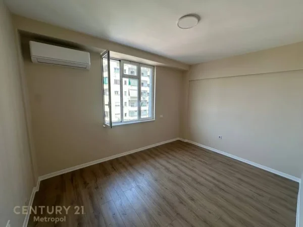 Tirane, jepet me qera zyre Kati 4, 130 m² 1.300 € (qendër të Tiranës)