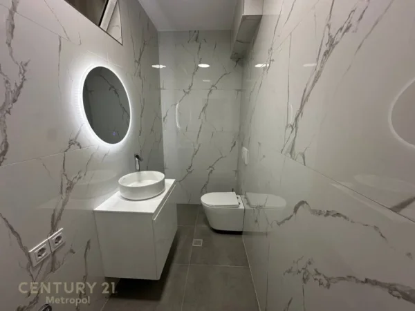 Tirane, jepet me qera zyre Kati 4, 130 m² 1.300 € (qendër të Tiranës)