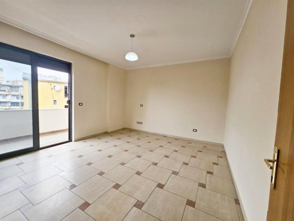 Tirane, jepet me qera apartament 3+1 Kati 4, 132 m² 1.000 € (rruga kajo karafili)