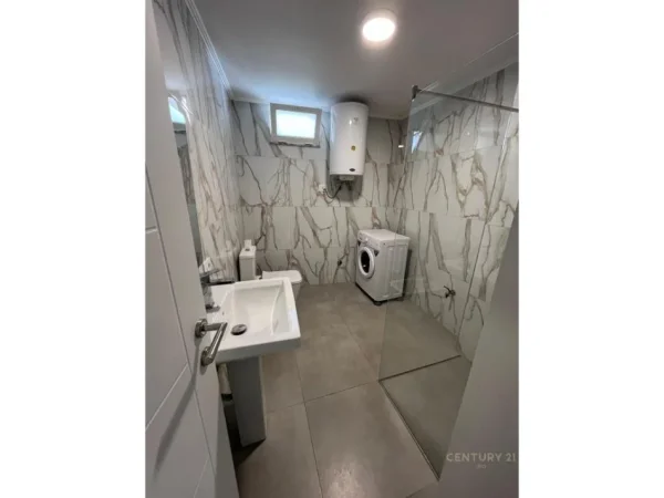 Tirane, jepet me qera apartament 1+1 Kati 1, 74 m² 600 € (Rruga e Barrikadave)