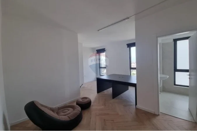 Tirane, jepet me qera zyre , 394 m² 3.000 € 