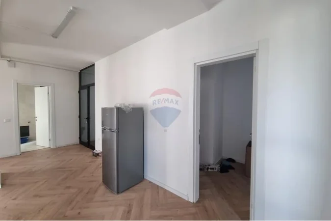 Tirane, jepet me qera zyre , 394 m² 3.000 € 