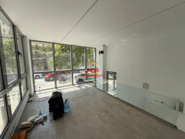 Vlore, jepet me qera ambjent biznesi Kati 0, 97 m² 600 € (Rruga Çajupi)