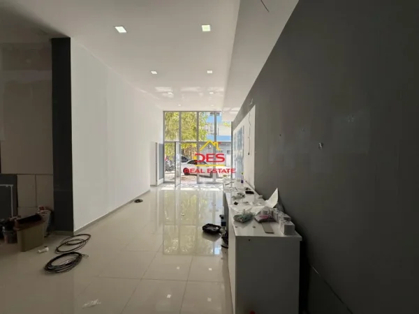 Vlore, jepet me qera ambjent biznesi Kati 0, 97 m² 600 € (Rruga Çajupi)