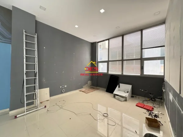 Vlore, jepet me qera ambjent biznesi Kati 0, 97 m² 600 € (Rruga Çajupi)