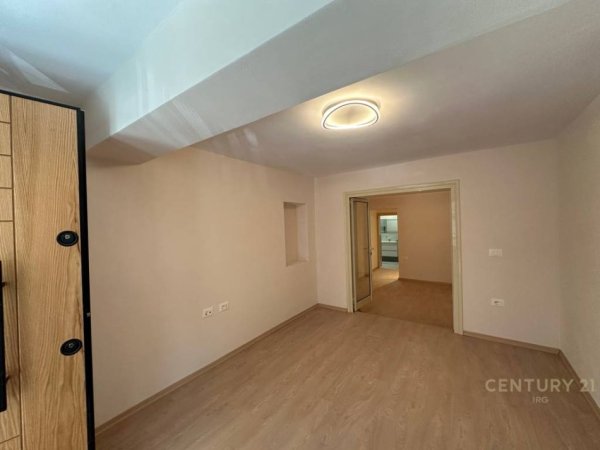 Tirane, jepet me qera zyre Kati 0, 50 m² 1.000 € (Myslym Shyri)