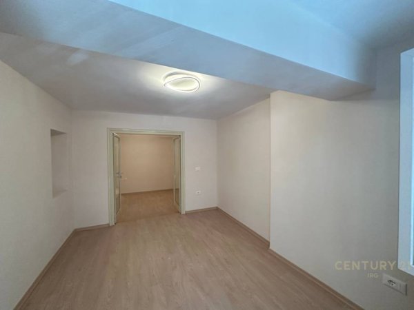 Tirane, jepet me qera zyre Kati 0, 50 m² 1.000 € (Myslym Shyri)