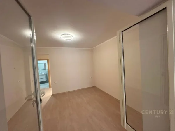 Tirane, jepet me qera zyre Kati 0, 50 m² 1.000 € (Myslym Shyri)