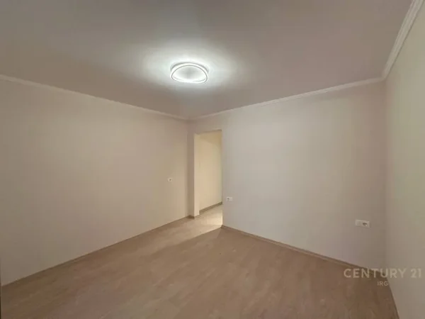 Tirane, jepet me qera zyre Kati 0, 50 m² 1.000 € (Myslym Shyri)