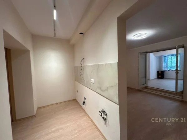 Tirane, jepet me qera zyre Kati 0, 50 m² 1.000 € (Myslym Shyri)