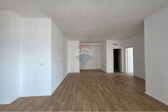 Tirane, jepet me qera zyre , 136 m² 700 € 