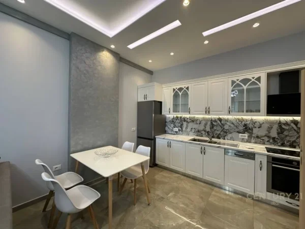 Tirane, jepet me qera apartament 1+1 Kati 4, 72 m² 700 € (Square 21)