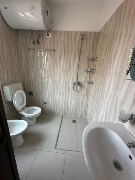 Tirane, jepet me qera apartament 1+1 Kati 2, 60 m² 400 € (Selvia)