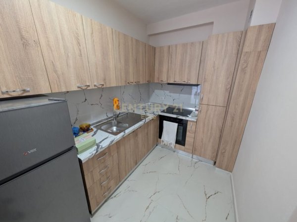 Tirane, jepet me qera apartament 1+1 Kati 2, 70 m² 800 € (Rruga e Durresit.)