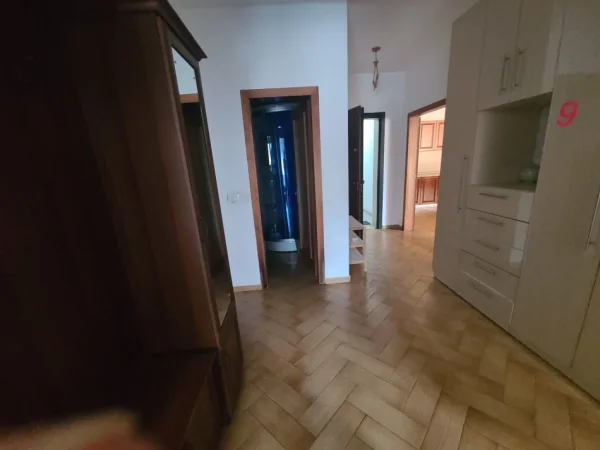 Tirane, jepet me qera apartament 2+1+Ballkon Kati 3, 100 m² 600 € (Tregu Elektrik)