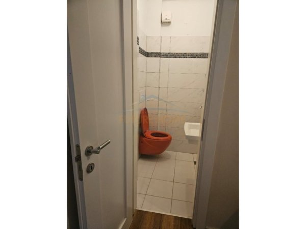 Tirane, jepet me qera Vile 3+1 Kati 3, 160 m² 550 € 