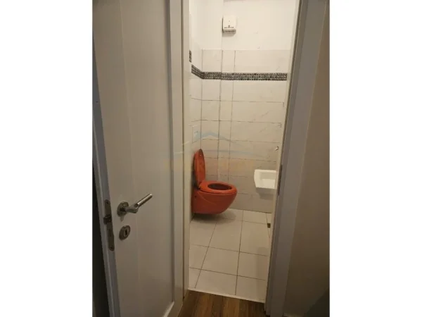 Tirane, jepet me qera Vile 3+1 Kati 3, 160 m² 550 € 