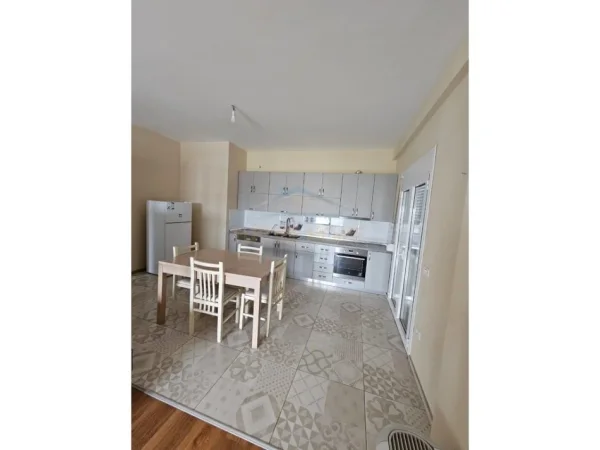 Tirane, jepet me qera Vile 3+1 Kati 3, 160 m² 550 € 