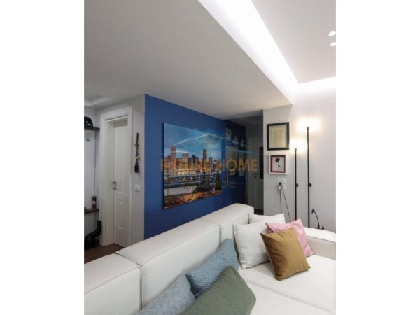 Tirane, jepet me qera apartament 2+1+Ballkon Kati 8, 140 m² 1.300 € (Bllok)