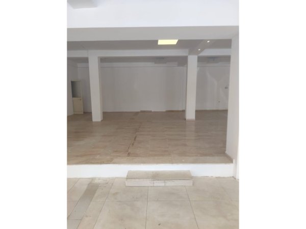 Tirane, jepet me qera ambjent biznesi Kati 0, 412 m² 1.400 € (Rruga 5 maj)