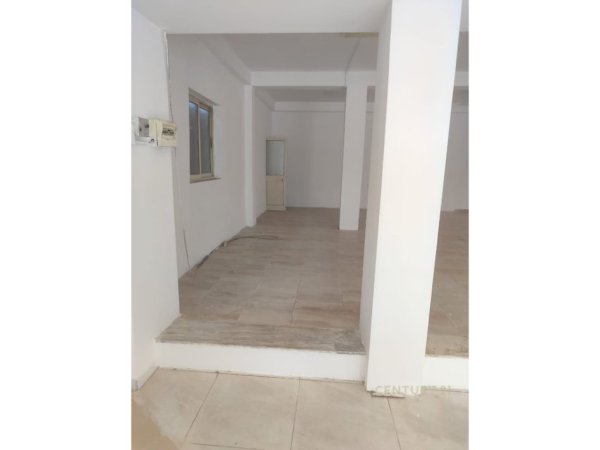 Tirane, jepet me qera ambjent biznesi Kati 0, 412 m² 1.400 € (Rruga 5 maj)