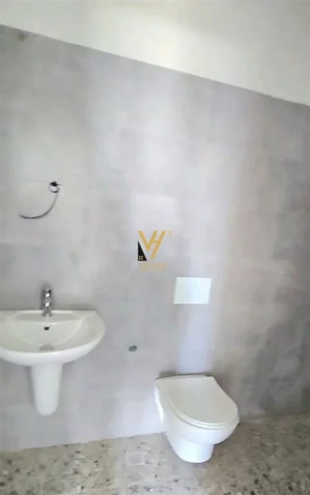 Tirane, jepet me qera zyre Kati 7, 65 m² 600 € (UNIVERS CITY)